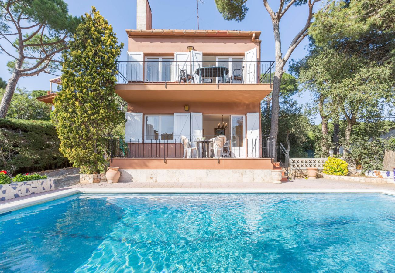 Villa en Calella de Palafrugell - 1BENETPL - Casa dividida en 3 apartamentos totalmente independientes con piscina compartida a tan solo 1 km de la playa de Calella de Palafrugell