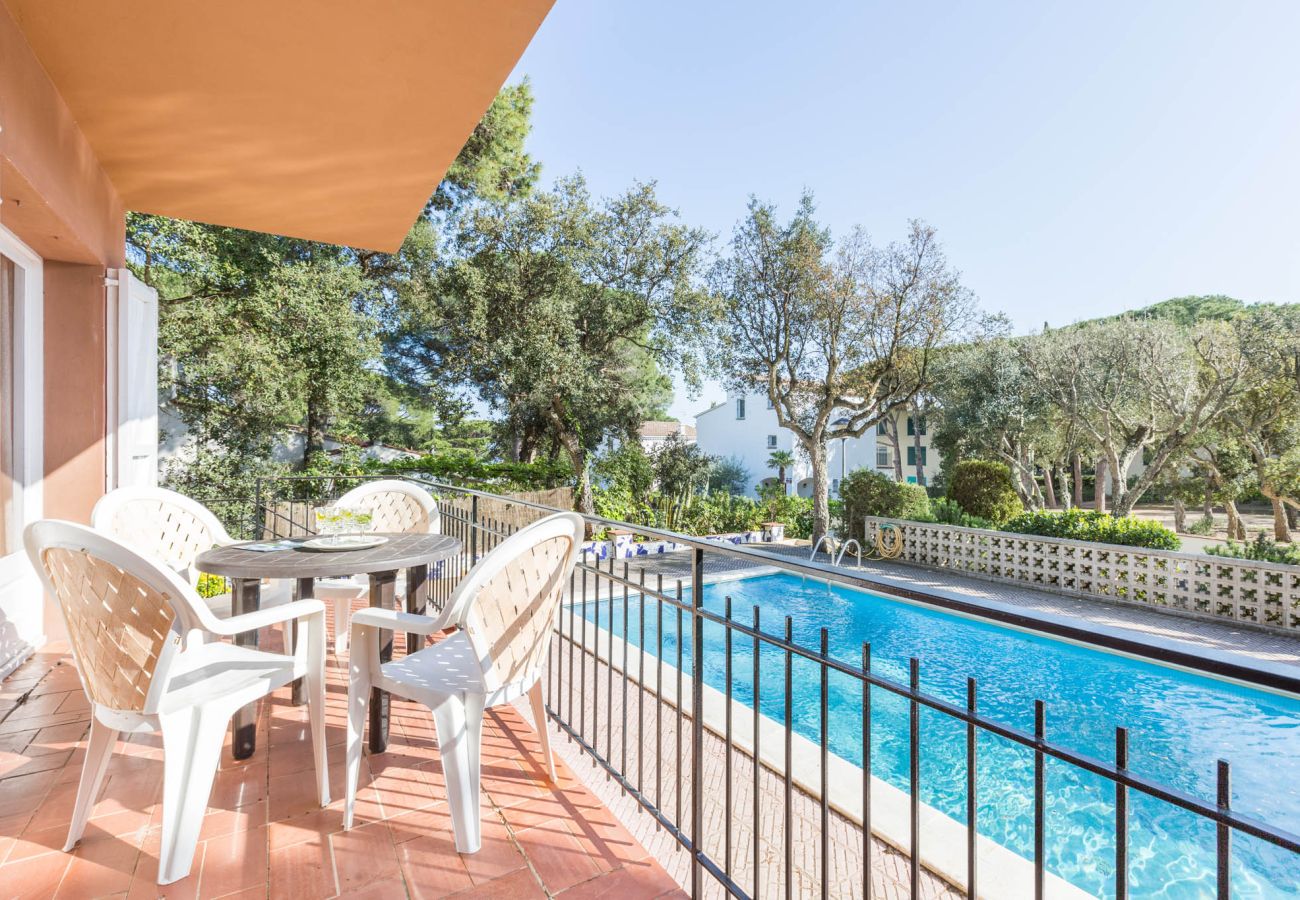 Villa en Calella de Palafrugell - 1BENETPL - Casa dividida en 3 apartamentos totalmente independientes con piscina compartida a tan solo 1 km de la playa de Calella de Palafrugell