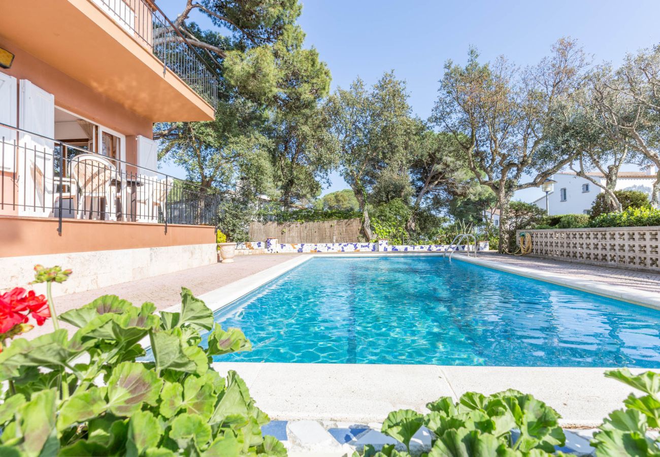 Villa en Calella de Palafrugell - 1BENETPL - Casa dividida en 3 apartamentos totalmente independientes con piscina compartida a tan solo 1 km de la playa de Calella de Palafrugell