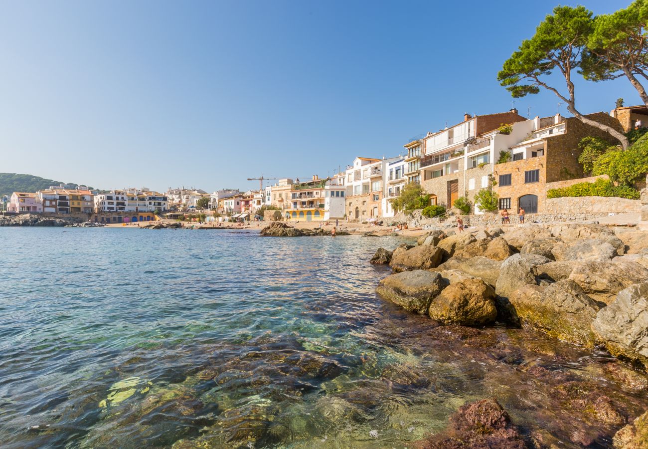 Apartamento en Calella de Palafrugell - 1CB - E4 Apartamento totalmente reformado con piscina y jardín comunitario cerca de la playa de Calella de Palafrugell