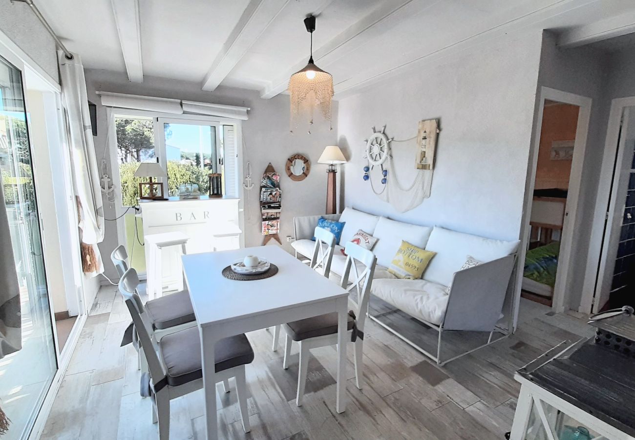 Apartamento en Calella de Palafrugell - 1CB K2 - Apartamento con dos habitaciones en una zona muy tranquila con jardín y piscina comunitaria cerca de la playa de Calella de Palafrugell