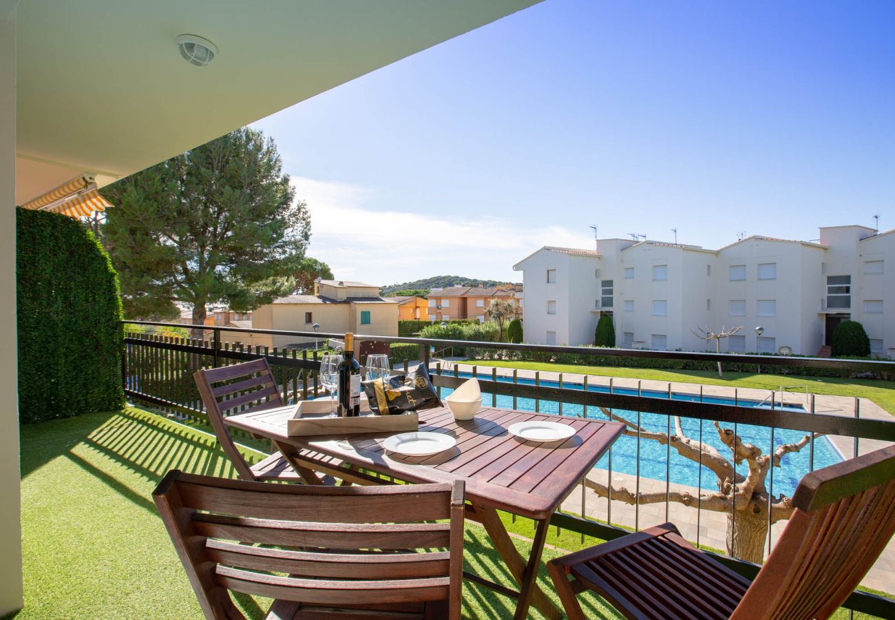 Apartamento en Calella de Palafrugell - 1CB T4 - Apartamento totalmente reformado en una zona muy tranquila con jardín y piscina comunitaria cerca de la playa de Calella de Palafrugell