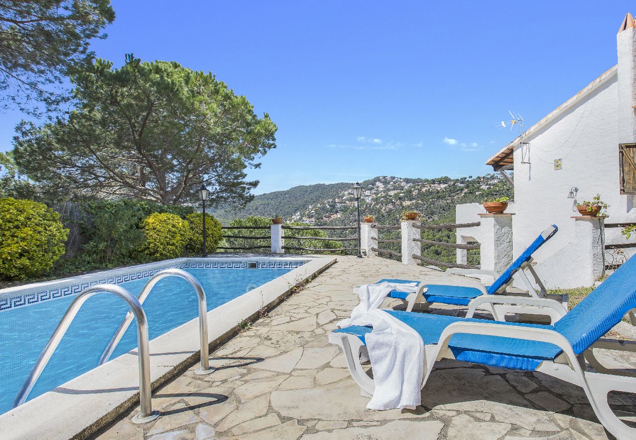 Villa en Lloret de Mar - 2IBI01 - Casa de 3 habitaciones con piscina privada y vistas al mar situada muy cerca de la playa 