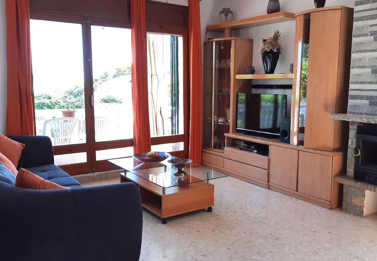 Villa en Lloret de Mar - 2JUL01 - Casa para 8 personas situada en una zona tranquila a tan solo 7 km de la playa de Lloret de Mar.