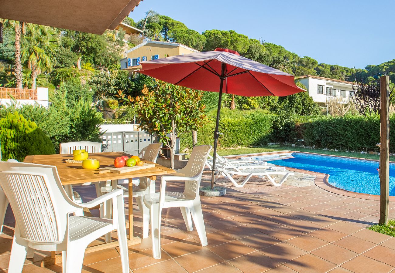 Villa en Lloret de Mar - 2LLEV02 -Preciosa casa para 8 personas con piscina privada situada en una zona tranquila cerca de la playa