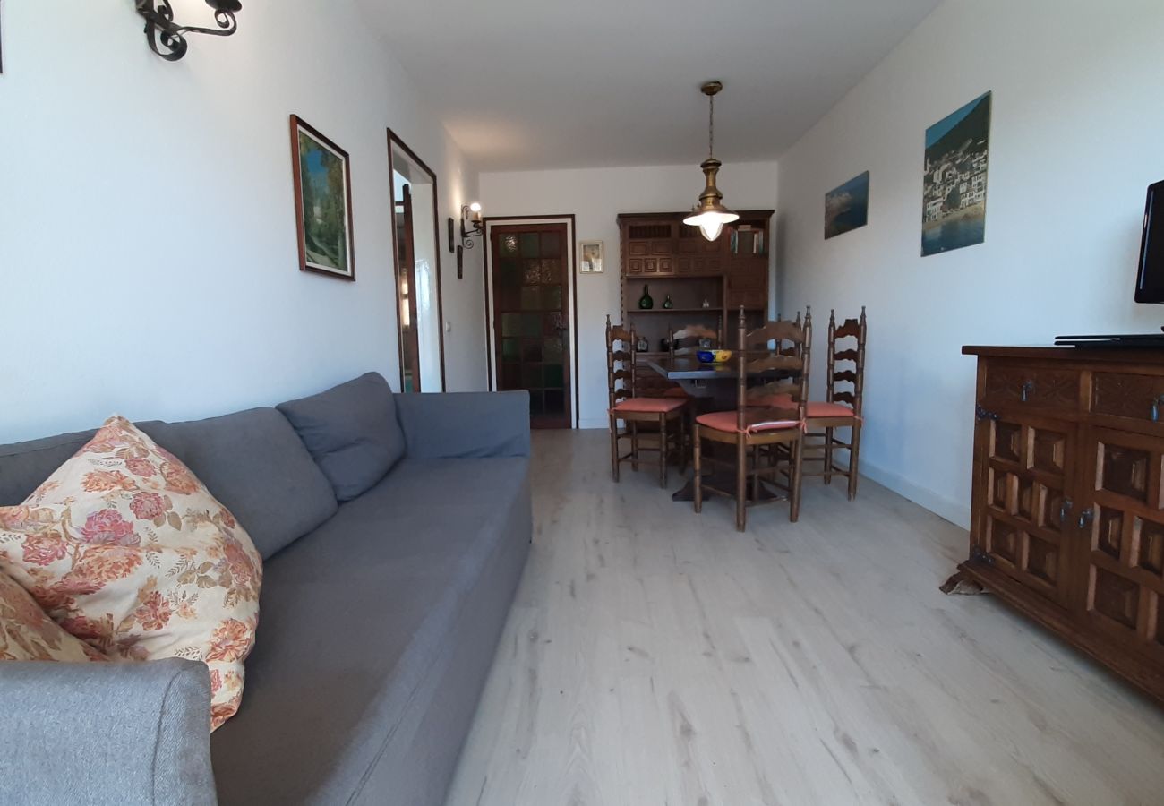 Apartamento en Calella de Palafrugell - 1MG G2 - Apartamento básico con piscina comunitaria situado a  400m de la playa de Calella de Palafrugell