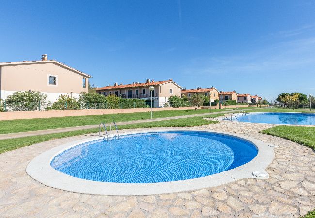 Villa en Torroella de Montgri - 1MP 44 - Casa adosada ubicada en un complejo residencial tranquilo con piscina y jardines comunitarios a 100m de la playa de Pals