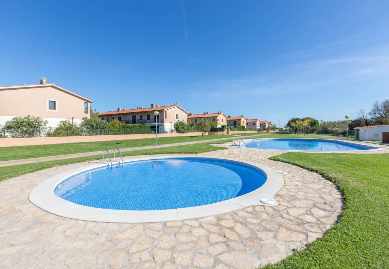 Villa en Torroella de Montgri - 1MP 44 - Casa adosada ubicada en un complejo residencial tranquilo con piscina y jardines comunitarios a 100m de la playa de Pals