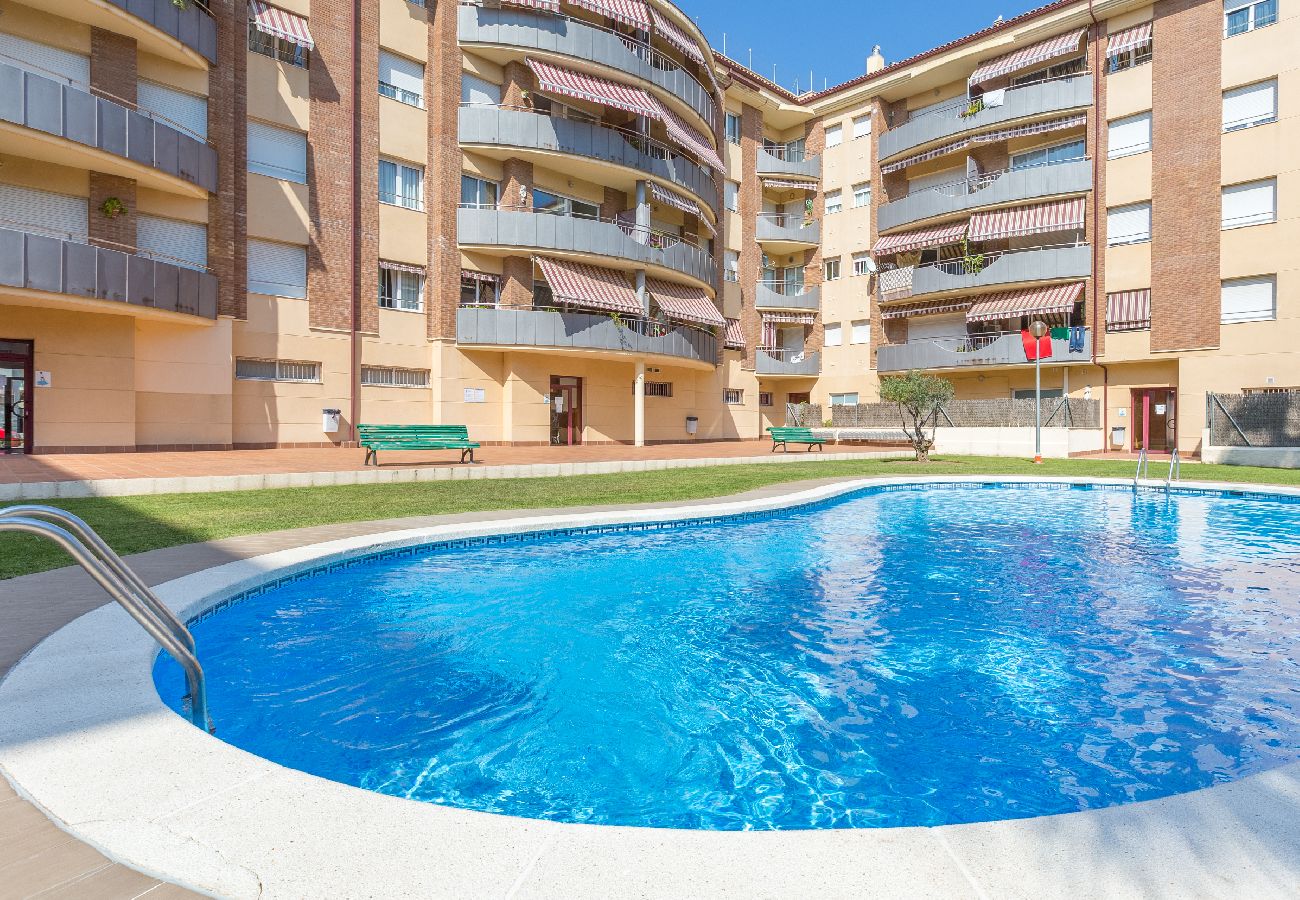 Apartamento en Lloret de Mar - 2ROS01 -Acogedor apartamento de 3 habitaciones con piscina situado cerca de la playa de Fenals (Lloret de Mar)