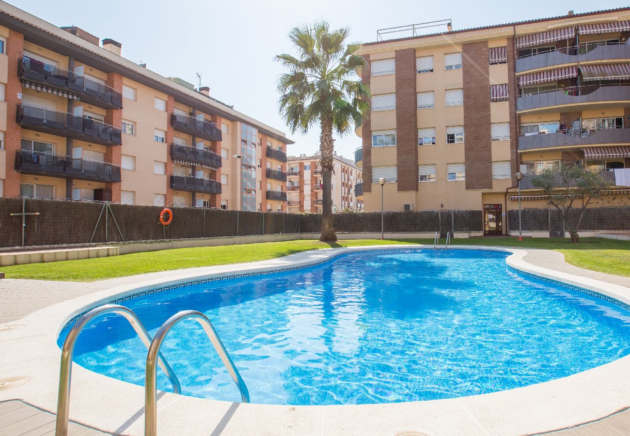 Apartamento en Lloret de Mar - 2ROS01 -Acogedor apartamento de 3 habitaciones con piscina situado cerca de la playa de Fenals (Lloret de Mar)