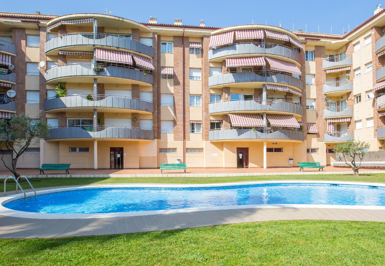 Apartamento en Lloret de Mar - 2ROS01 -Acogedor apartamento de 3 habitaciones con piscina situado cerca de la playa de Fenals (Lloret de Mar)