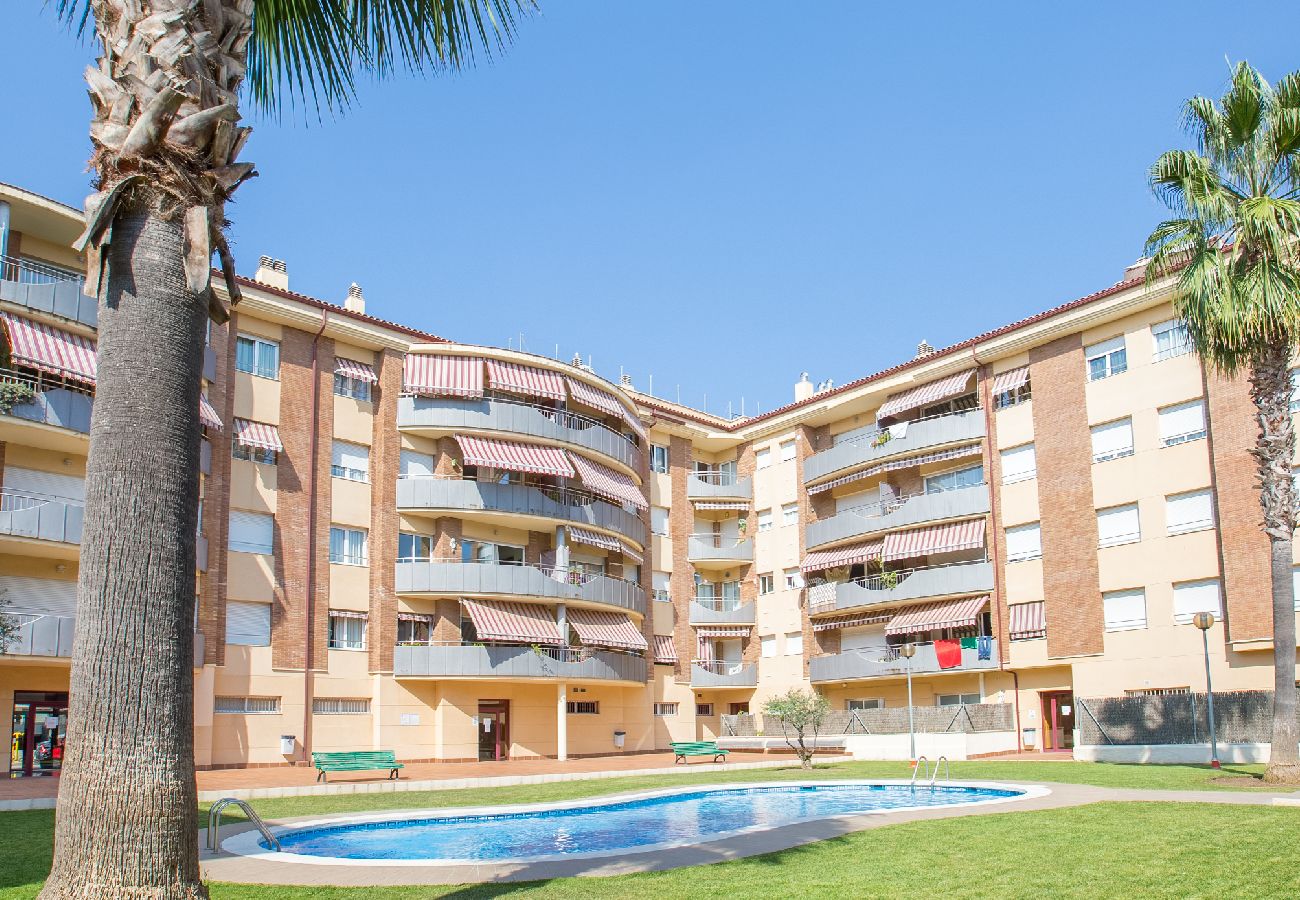 Apartamento en Lloret de Mar - 2ROS01 -Acogedor apartamento de 3 habitaciones con piscina situado cerca de la playa de Fenals (Lloret de Mar)