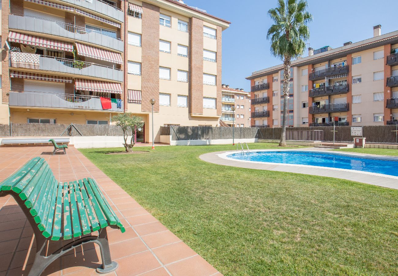 Apartamento en Lloret de Mar - 2ROS01 -Acogedor apartamento de 3 habitaciones con piscina situado cerca de la playa de Fenals (Lloret de Mar)