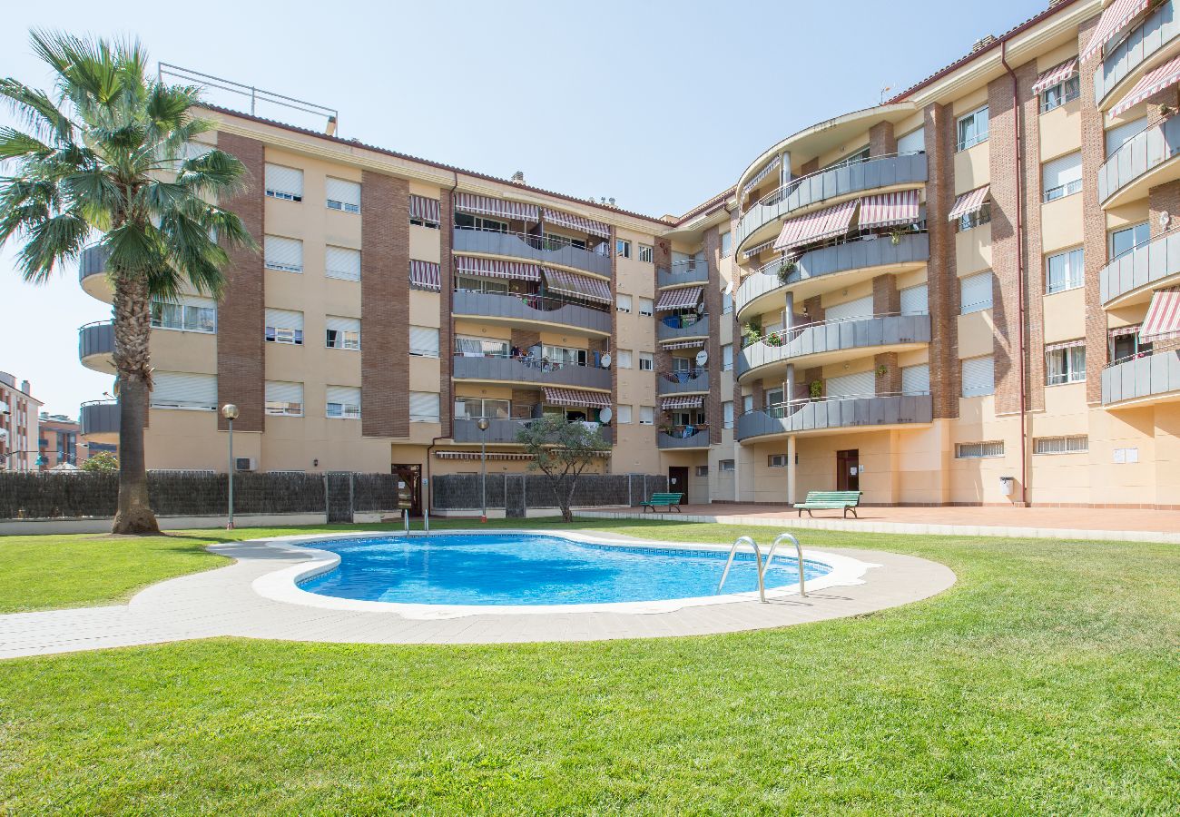 Apartamento en Lloret de Mar - 2ROS01 -Acogedor apartamento de 3 habitaciones con piscina situado cerca de la playa de Fenals (Lloret de Mar)