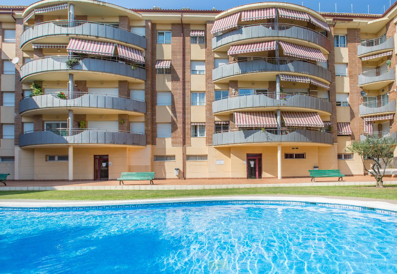 Apartamento en Lloret de Mar - 2ROS01 -Acogedor apartamento de 3 habitaciones con piscina situado cerca de la playa de Fenals (Lloret de Mar)