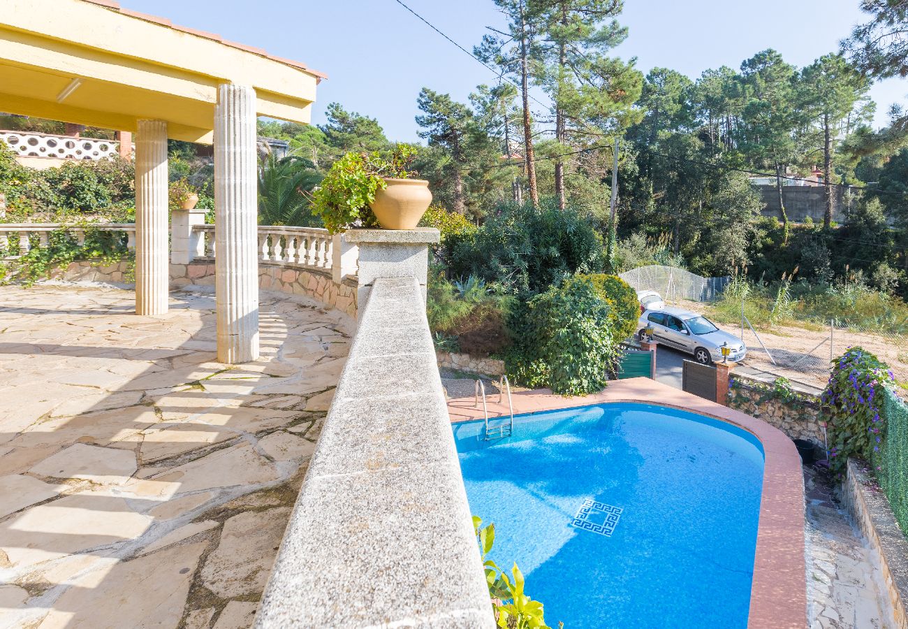 Villa en Lloret de Mar - 2TOR22 - Casa de 4 habitaciones con piscina privada situada en una zona tranquila a tan solo 7km de la playa de Lloret de Mar