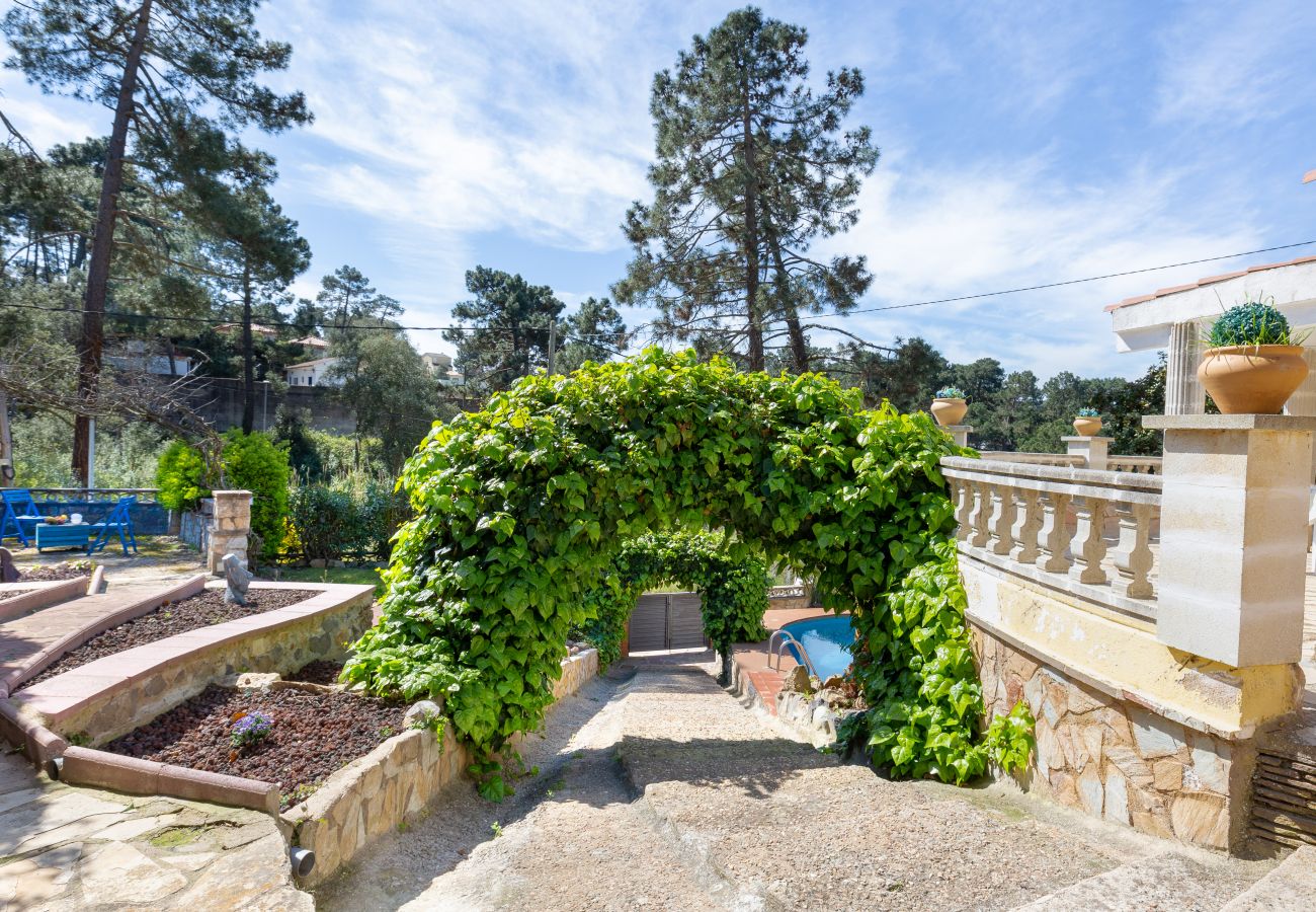 Villa en Lloret de Mar - 2TOR22 - Casa de 4 habitaciones con piscina privada situada en una zona tranquila a tan solo 7km de la playa de Lloret de Mar