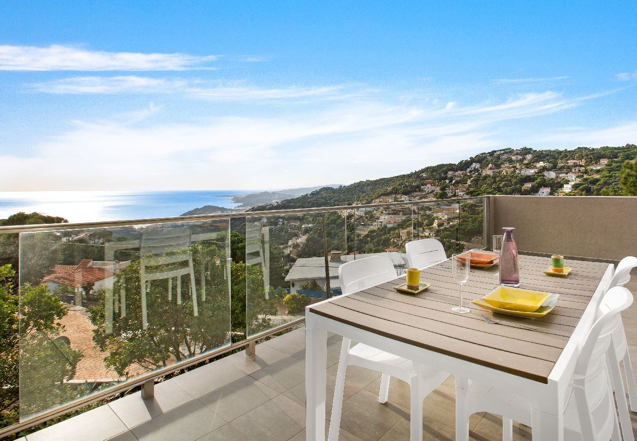 Villa en Lloret de Mar - 2CAST01 - Espectacular casa con piscina privada e impresionantes vistas al mar situada en una zona residencial tranquila a tan sólo 3 km de la playa.