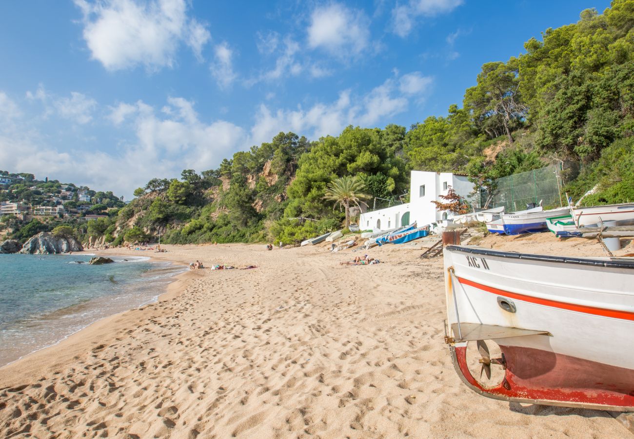 Villa en Lloret de Mar - 2CAST01 - Espectacular casa con piscina privada e impresionantes vistas al mar situada en una zona residencial tranquila a tan sólo 3 km de la playa.