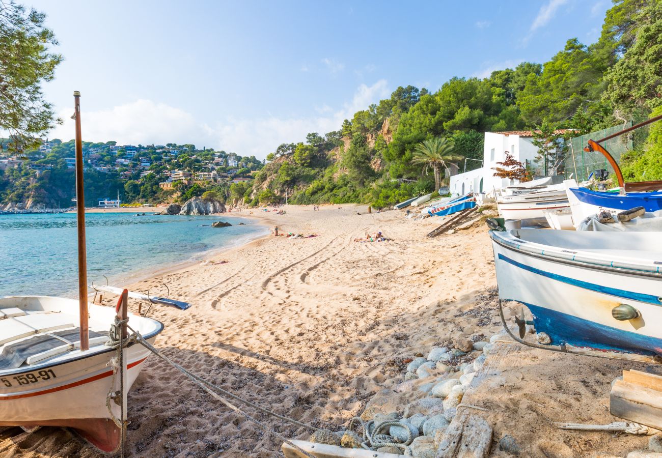 Villa en Lloret de Mar - 2CAST01 - Espectacular casa con piscina privada e impresionantes vistas al mar situada en una zona residencial tranquila a tan sólo 3 km de la playa.