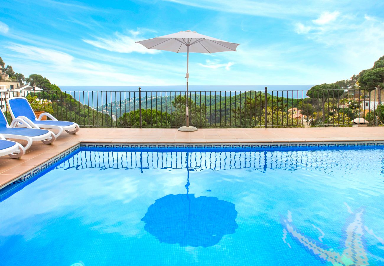 Villa en Lloret de Mar - 2MON10 - Preciosa casa con piscina privada situada en una zona residencial muy tranquila a tan sólo 2,5 km de la bonita y tranquila playa de Canyelles