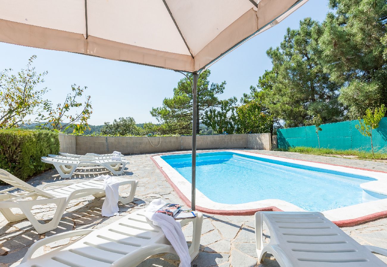 Vil.la en Lloret de Mar - 2 ARA01 - Casa senzilla amb piscina privada situada en una zona residencial molt tranquil·la a tan sols 9 km de la platja i del centre de Lloret de Mar.