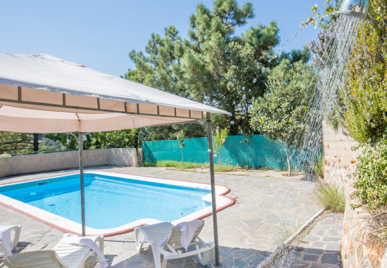 Vil.la en Lloret de Mar - 2 ARA01 - Casa senzilla amb piscina privada situada en una zona residencial molt tranquil·la a tan sols 9 km de la platja i del centre de Lloret de Mar.