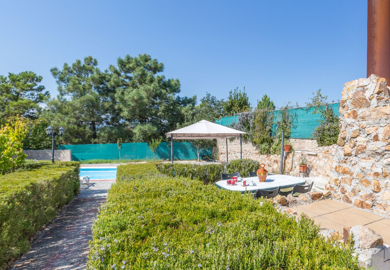 Vil.la en Lloret de Mar - 2 ARA01 - Casa senzilla amb piscina privada situada en una zona residencial molt tranquil·la a tan sols 9 km de la platja i del centre de Lloret de Mar.