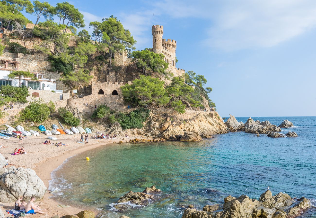 Vil.la en Lloret de Mar - 2 ARA01 - Casa senzilla amb piscina privada situada en una zona residencial molt tranquil·la a tan sols 9 km de la platja i del centre de Lloret de Mar.