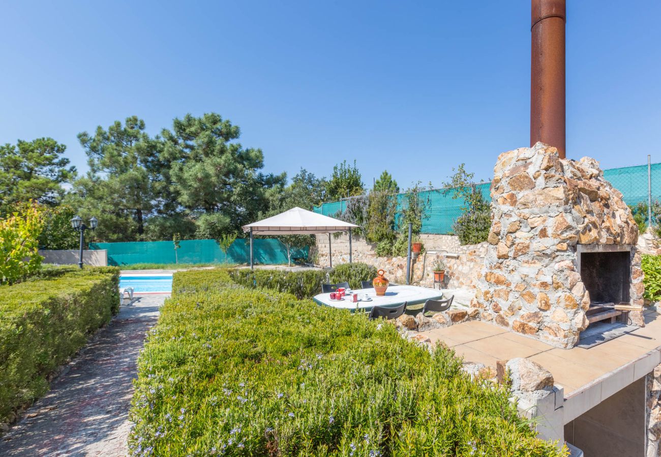 Vil.la en Lloret de Mar - 2 ARA01 - Casa senzilla amb piscina privada situada en una zona residencial molt tranquil·la a tan sols 9 km de la platja i del centre de Lloret de Mar.