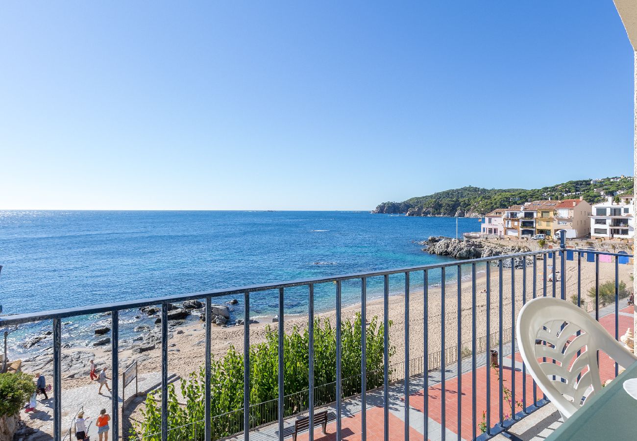 Apartament en Calella de Palafrugell - 1CAN02 - Apartament per 6 persones amb terrassa situat a primera línia de mar a Calella de Palafrugell 