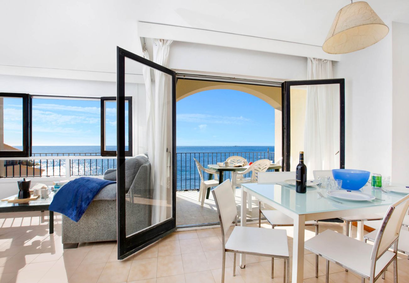 Apartament en Calella de Palafrugell - 1CAN02 - Apartament per 6 persones amb terrassa situat a primera línia de mar a Calella de Palafrugell 