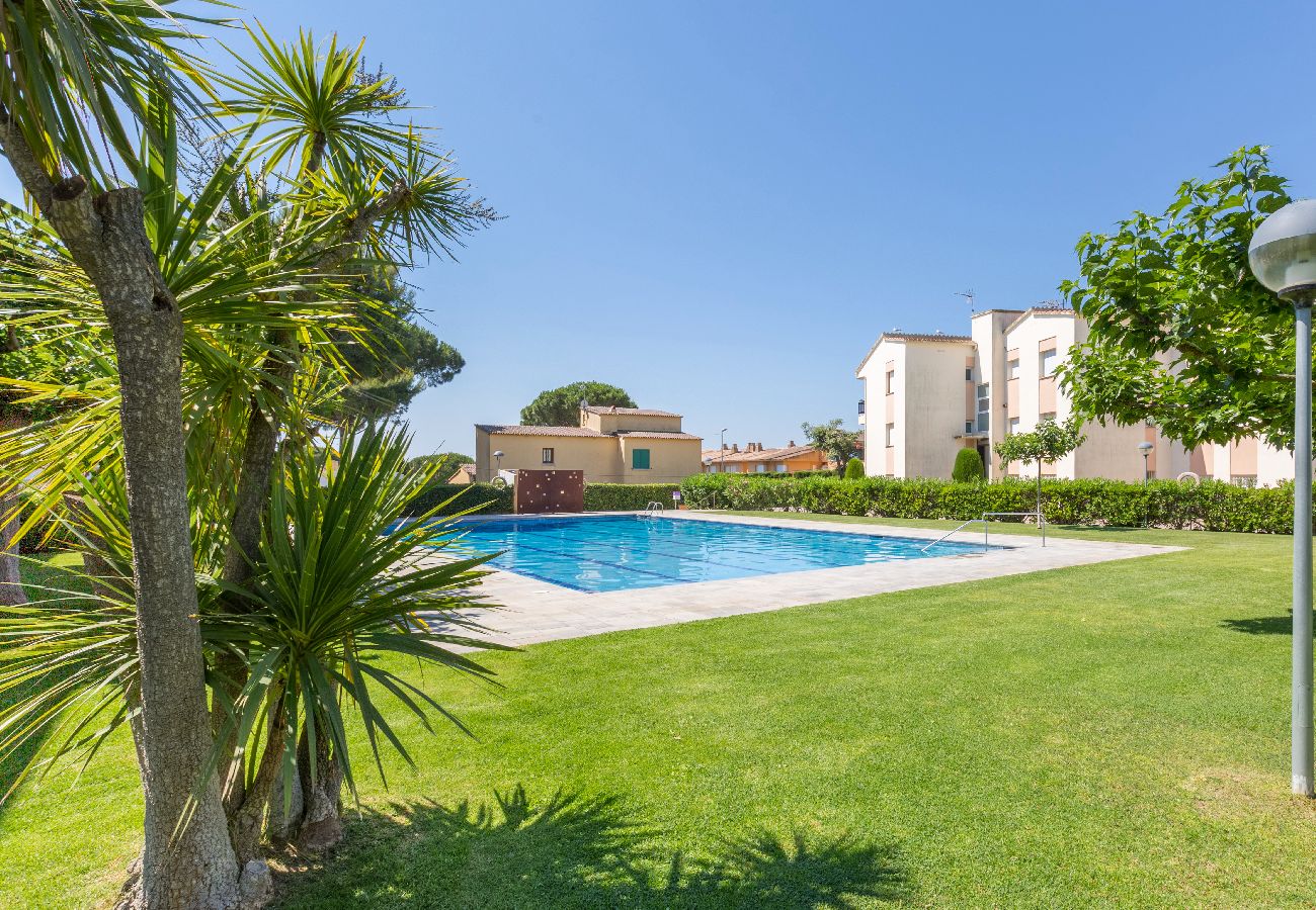 Apartament en Calella de Palafrugell - 1CB T4 -Apartament totalment reformat en una zona molt tranquil·la amb jardí i piscina comunitària a prop de la platja de Calella de Palafrugell