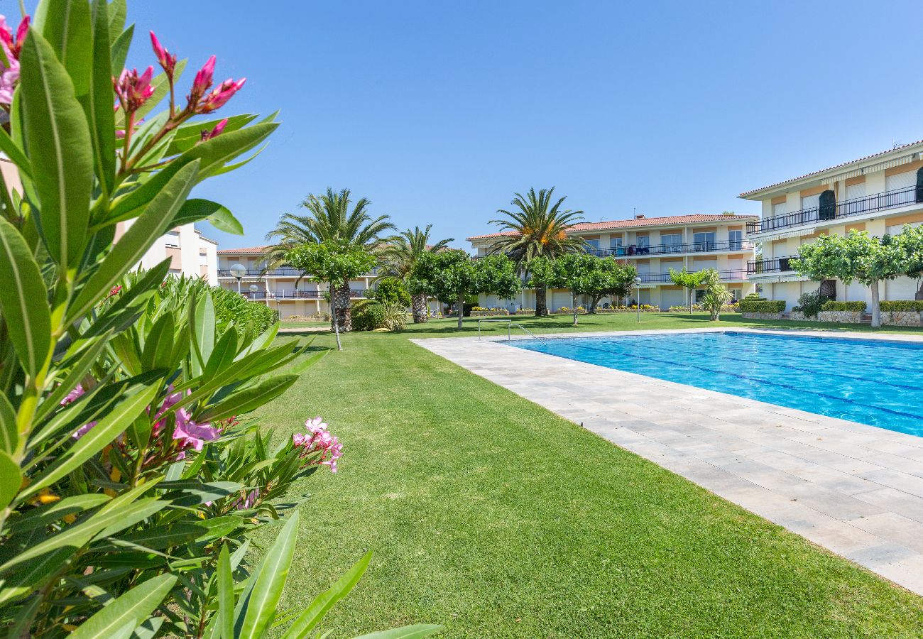 Apartament en Calella de Palafrugell - 1CB T4 -Apartament totalment reformat en una zona molt tranquil·la amb jardí i piscina comunitària a prop de la platja de Calella de Palafrugell