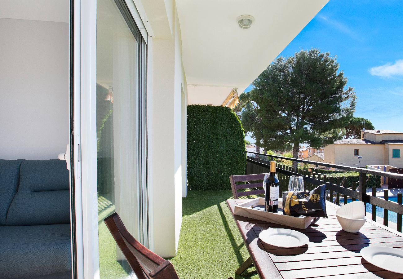 Apartament en Calella de Palafrugell - 1CB T4 -Apartament totalment reformat en una zona molt tranquil·la amb jardí i piscina comunitària a prop de la platja de Calella de Palafrugell