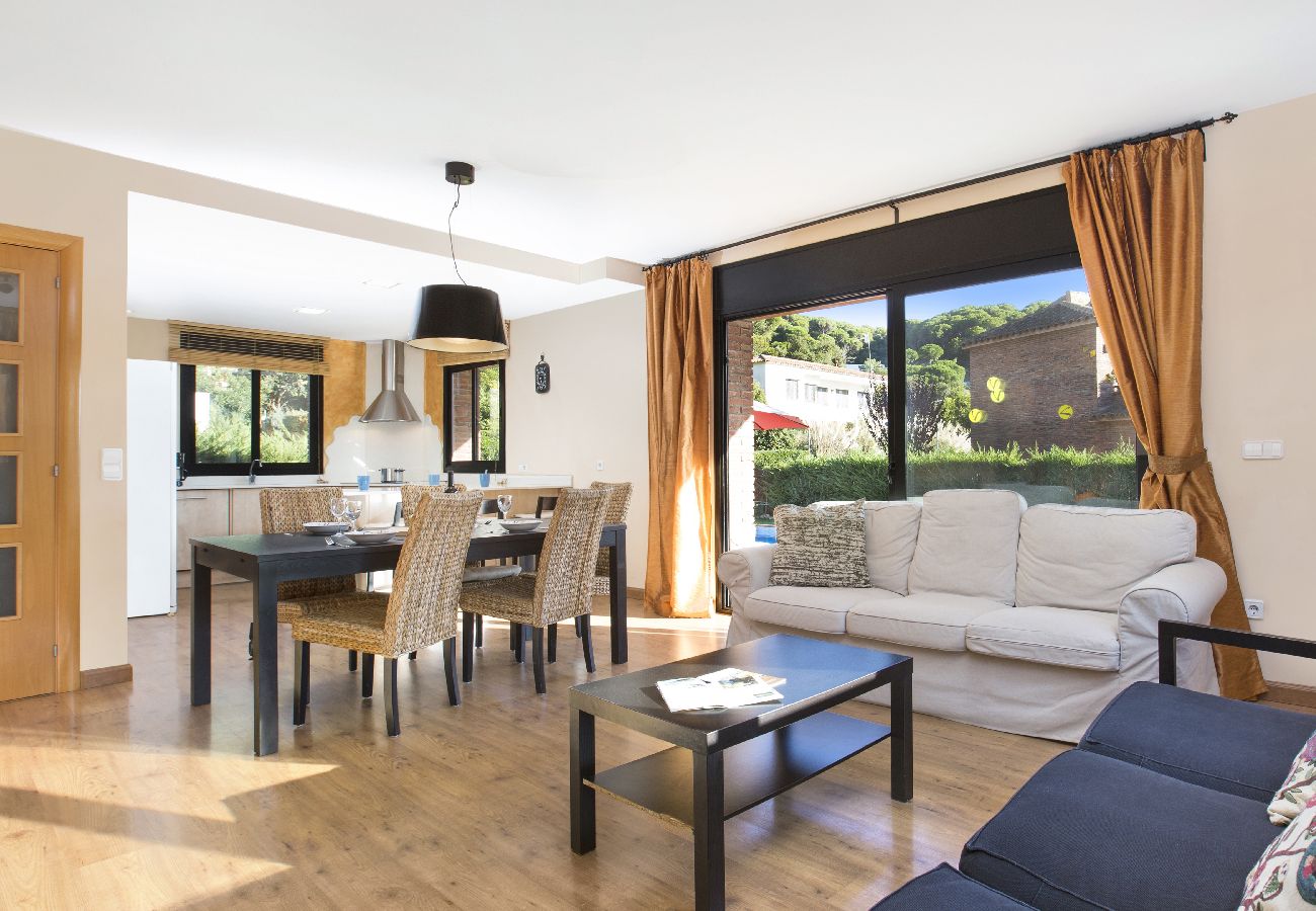 Vil.la en Lloret de Mar -  2LLEV02 -Preciosa casa per a 8 persones amb piscina privada situada a una zona tranquil·la a prop de la platja