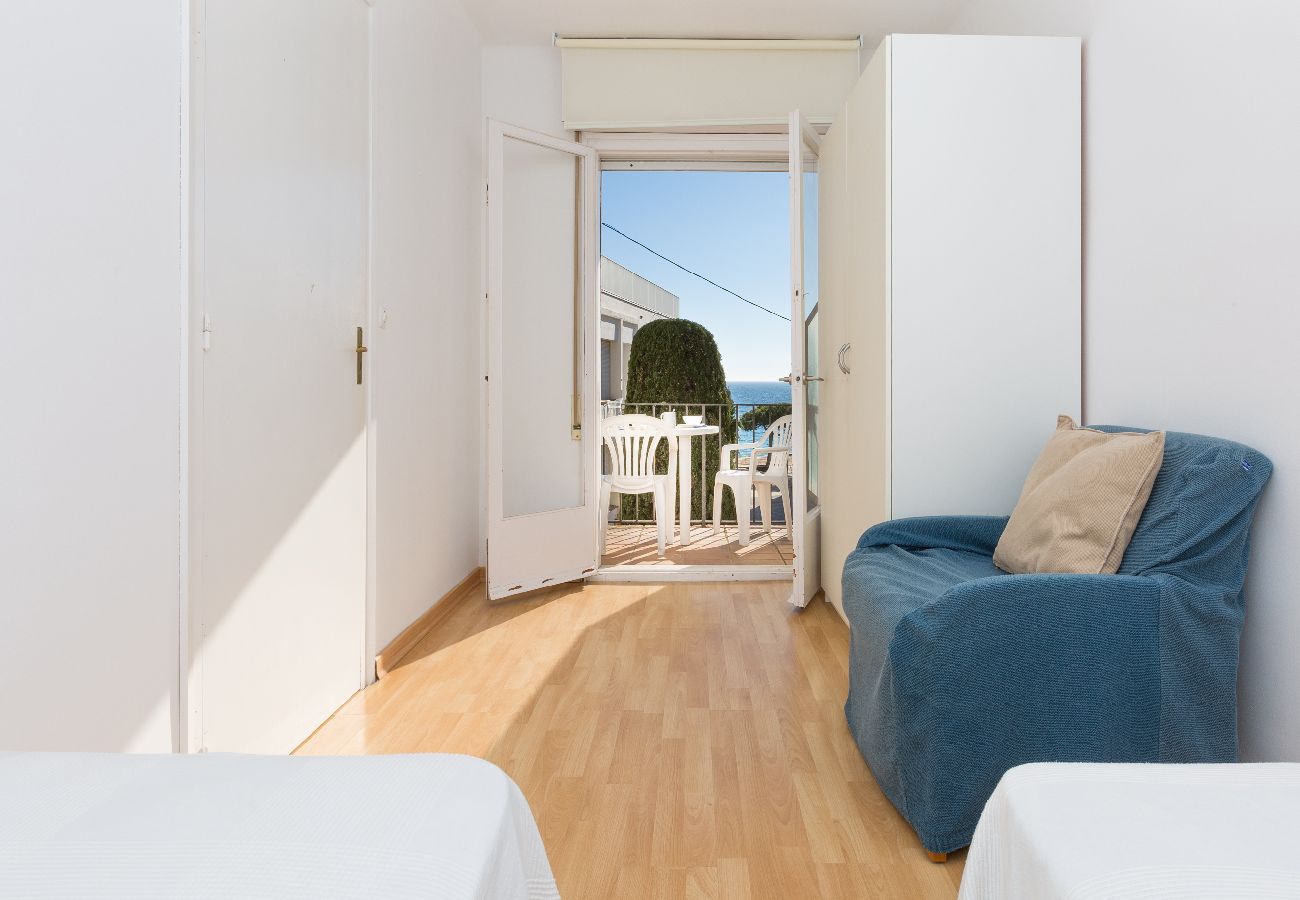 Apartament en Llafranc - 1MARS 01 - Apartament senzill amb 3 habitacions situat a primera línia de mar de la platja de Llafranc