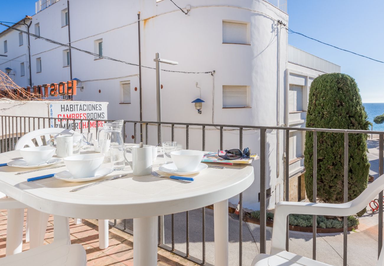 Apartament en Llafranc - 1MARS 01 - Apartament senzill amb 3 habitacions situat a primera línia de mar de la platja de Llafranc