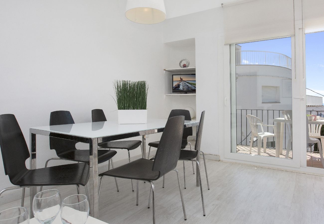 Apartament en Llafranc - 1MARS 02 - Apartament senzill amb 3 habitacions situat a primera línia de mar de la platja de Llafranc