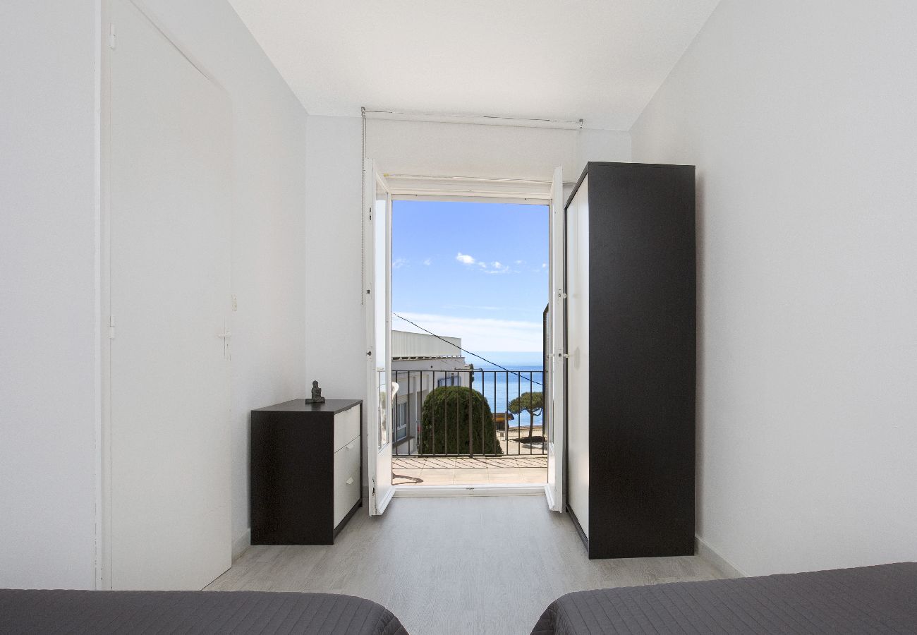 Apartament en Llafranc - 1MARS 02 - Apartament senzill amb 3 habitacions situat a primera línia de mar de la platja de Llafranc