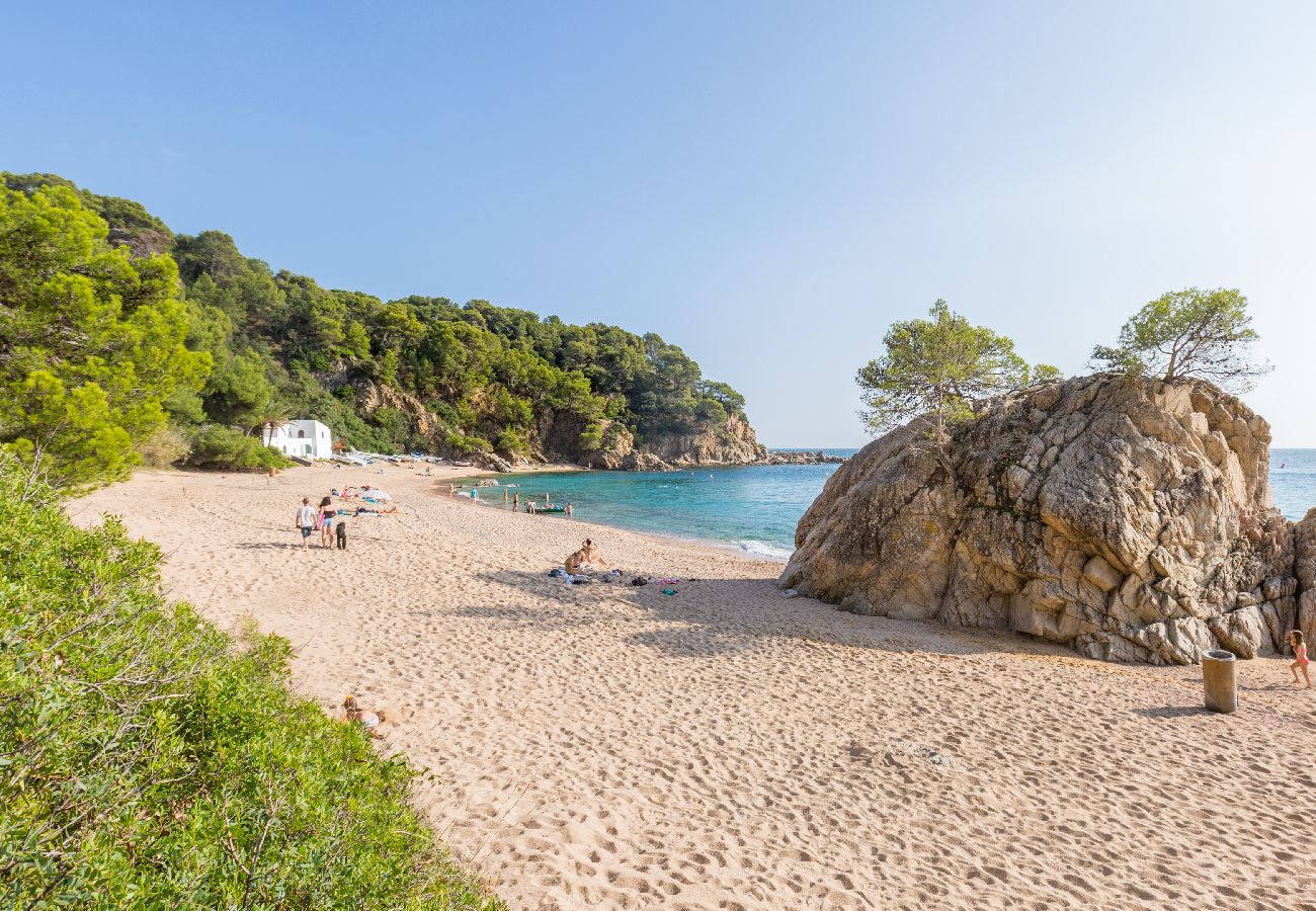 Vil.la en Lloret de Mar - 2MON6 - Vila de 125 m2 + 825 m2 de parcel.la, situada a Lloret de Mar, a 2,5 km de la platja Cala Canyelles i a 6 km del centre de Tossa de Mar