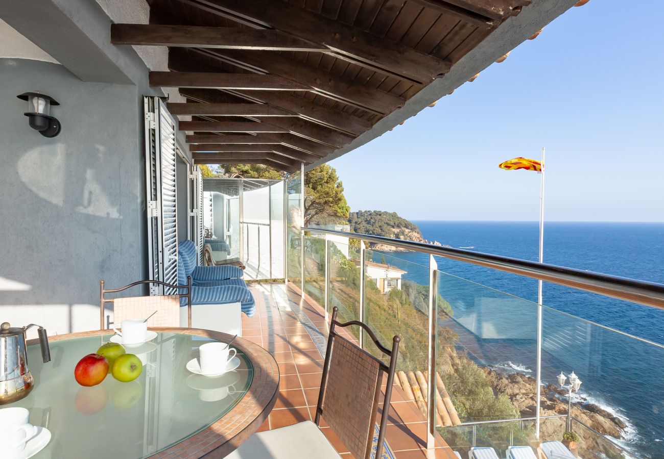 Vil.la en Lloret de Mar -  2CANY01 - Maison de luxe spectaculaire avec piscine extérieure et intérieure privée, située dans une zone privilégiée sur la falaise de Cala Canyelles avec une vue magnifique sur la mer