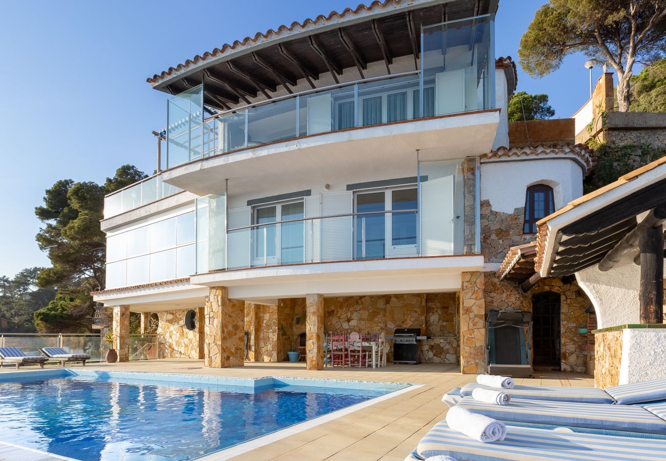 Vil.la en Lloret de Mar -  2CANY01 - Maison de luxe spectaculaire avec piscine extérieure et intérieure privée, située dans une zone privilégiée sur la falaise de Cala Canyelles avec une vue magnifique sur la mer