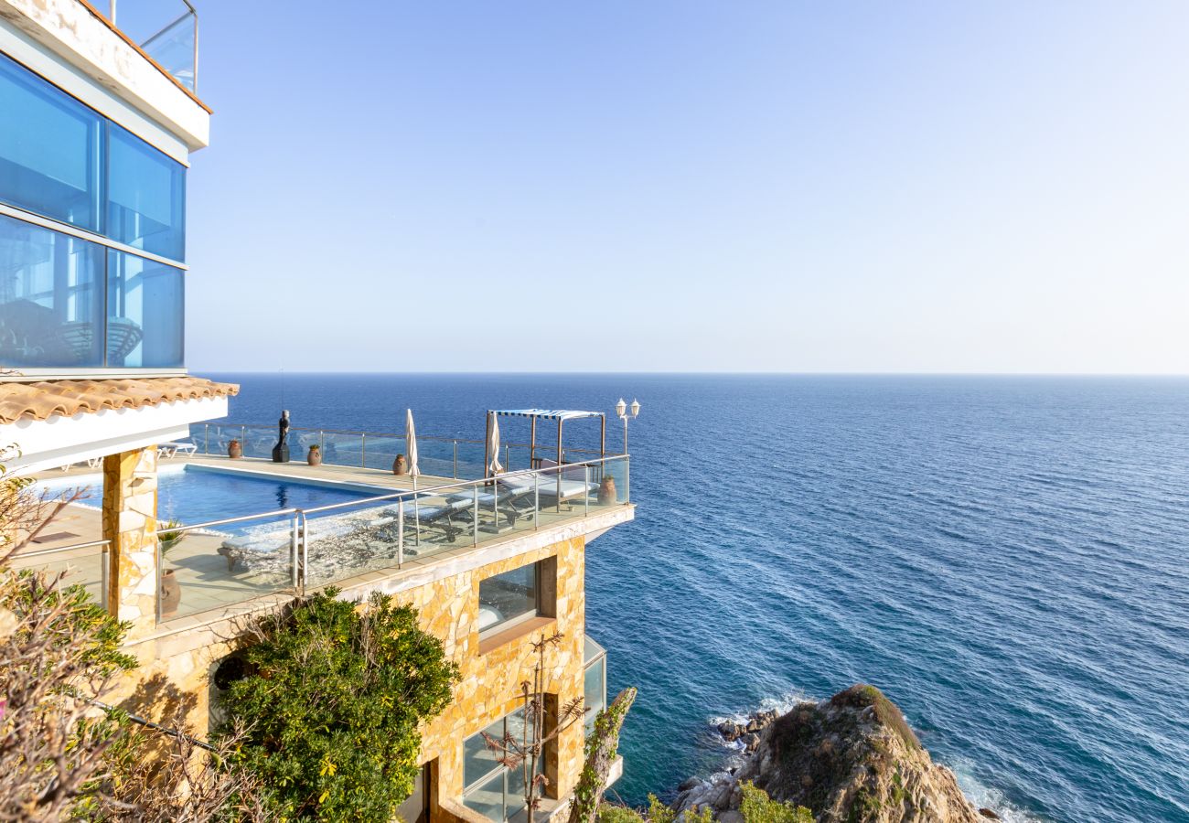 Vil.la en Lloret de Mar -  2CANY01 - Maison de luxe spectaculaire avec piscine extérieure et intérieure privée, située dans une zone privilégiée sur la falaise de Cala Canyelles avec une vue magnifique sur la mer