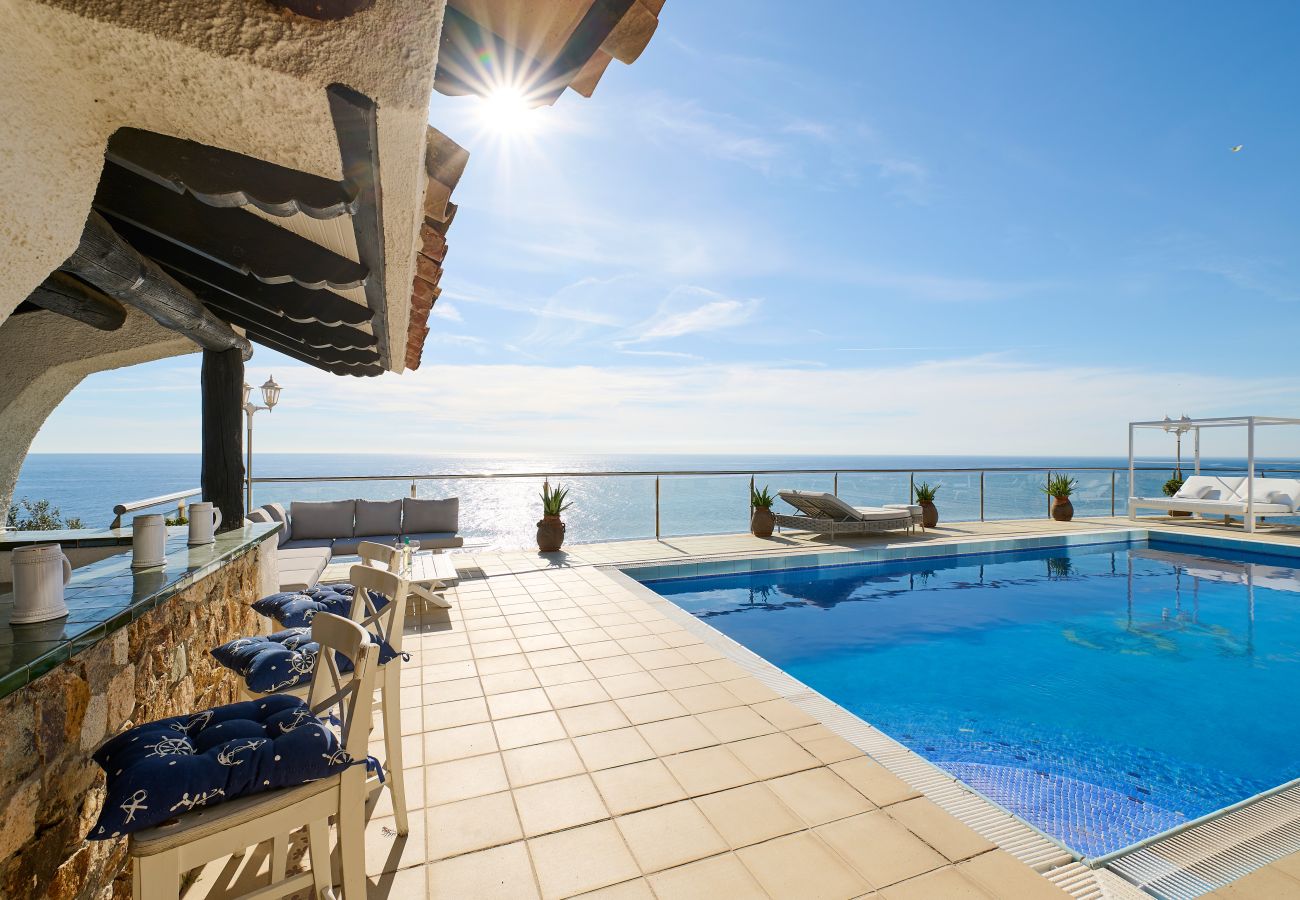 Vil.la en Lloret de Mar -  2CANY01 - Maison de luxe spectaculaire avec piscine extérieure et intérieure privée, située dans une zone privilégiée sur la falaise de Cala Canyelles avec une vue magnifique sur la mer