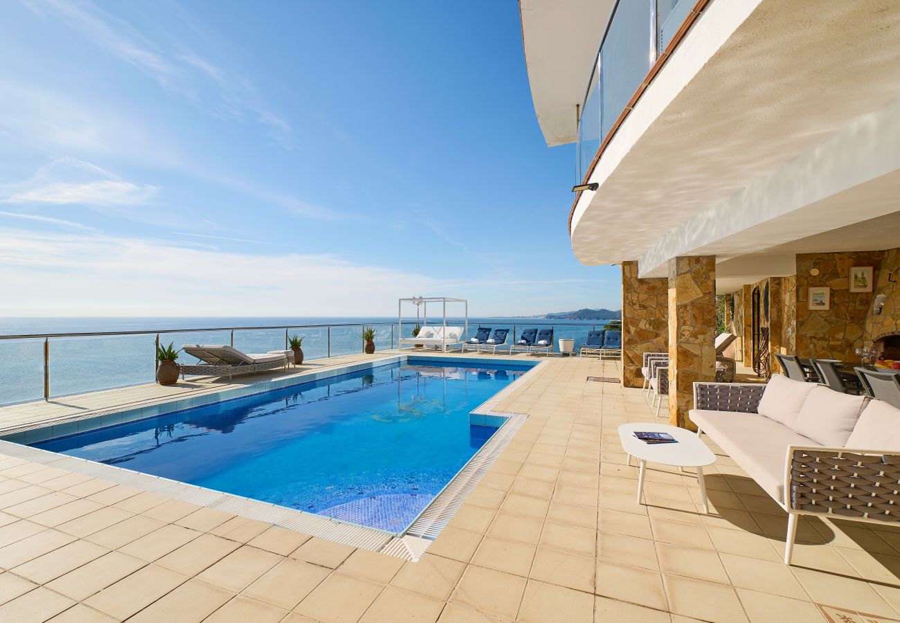 Vil.la en Lloret de Mar -  2CANY01 - Maison de luxe spectaculaire avec piscine extérieure et intérieure privée, située dans une zone privilégiée sur la falaise de Cala Canyelles avec une vue magnifique sur la mer