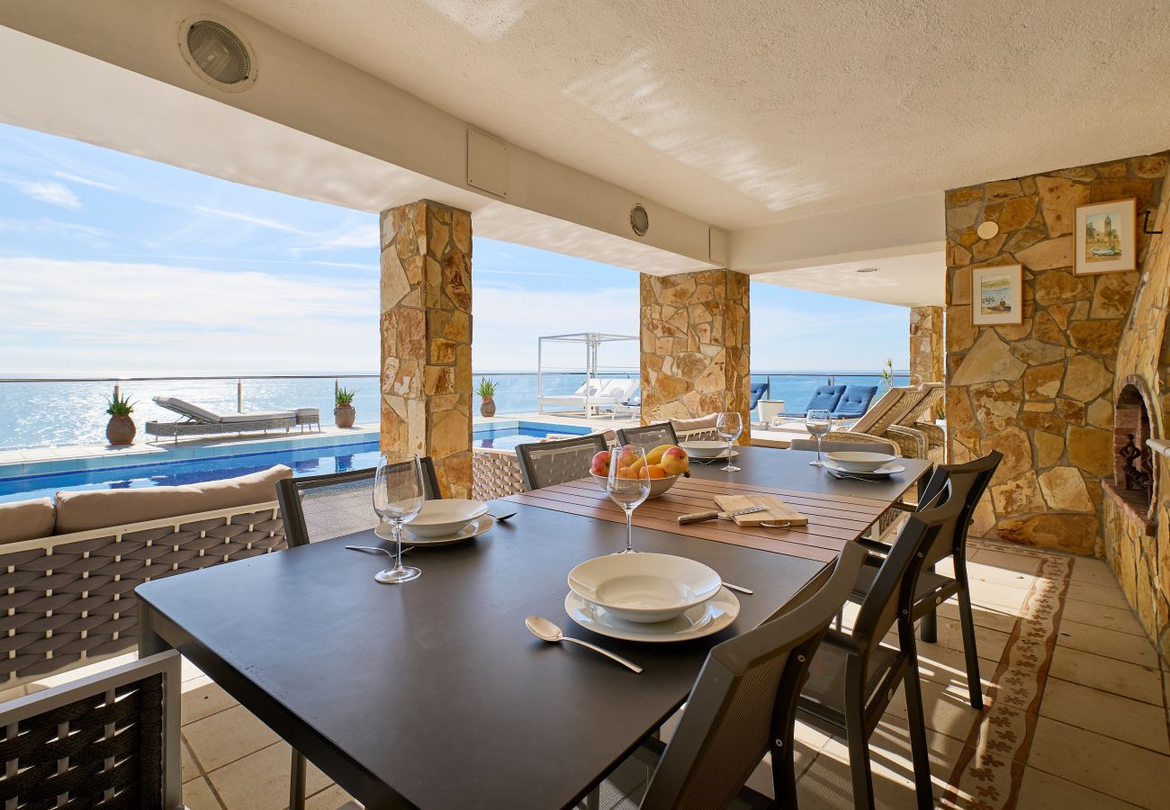 Vil.la en Lloret de Mar -  2CANY01 - Maison de luxe spectaculaire avec piscine extérieure et intérieure privée, située dans une zone privilégiée sur la falaise de Cala Canyelles avec une vue magnifique sur la mer