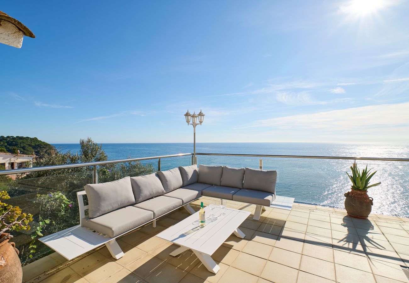 Vil.la en Lloret de Mar -  2CANY01 - Maison de luxe spectaculaire avec piscine extérieure et intérieure privée, située dans une zone privilégiée sur la falaise de Cala Canyelles avec une vue magnifique sur la mer