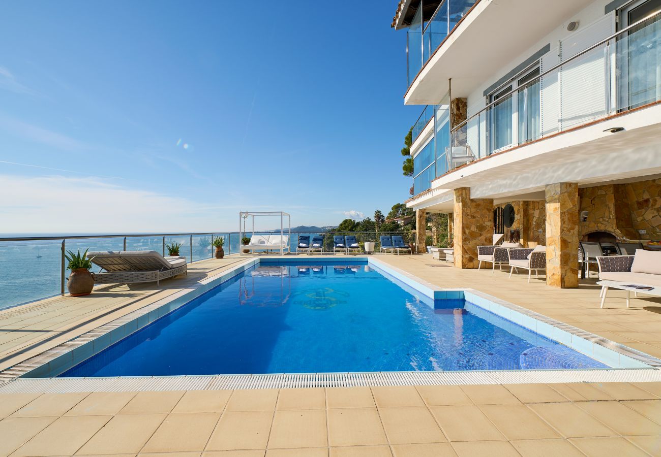 Vil.la en Lloret de Mar -  2CANY01 - Maison de luxe spectaculaire avec piscine extérieure et intérieure privée, située dans une zone privilégiée sur la falaise de Cala Canyelles avec une vue magnifique sur la mer