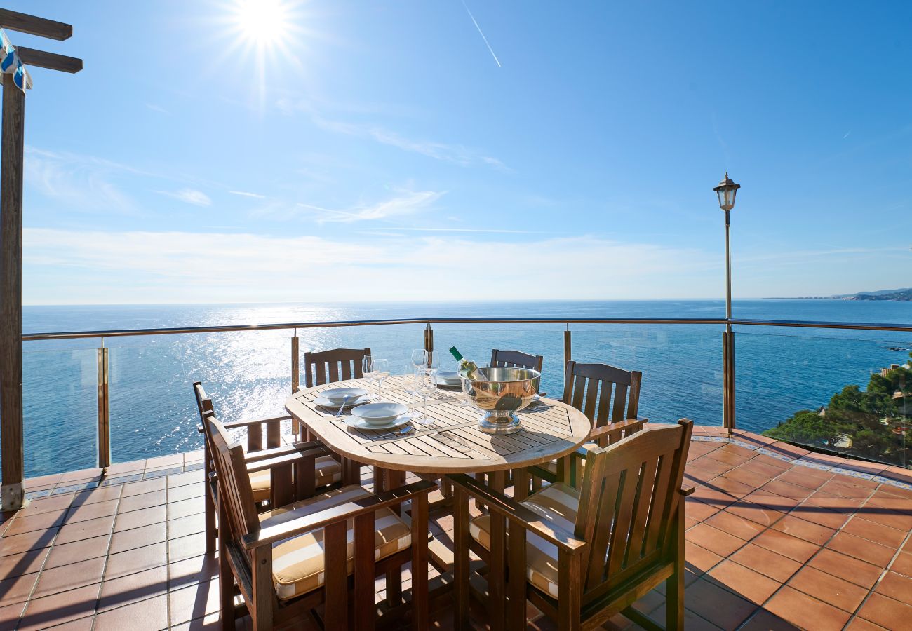 Vil.la en Lloret de Mar -  2CANY01 - Maison de luxe spectaculaire avec piscine extérieure et intérieure privée, située dans une zone privilégiée sur la falaise de Cala Canyelles avec une vue magnifique sur la mer